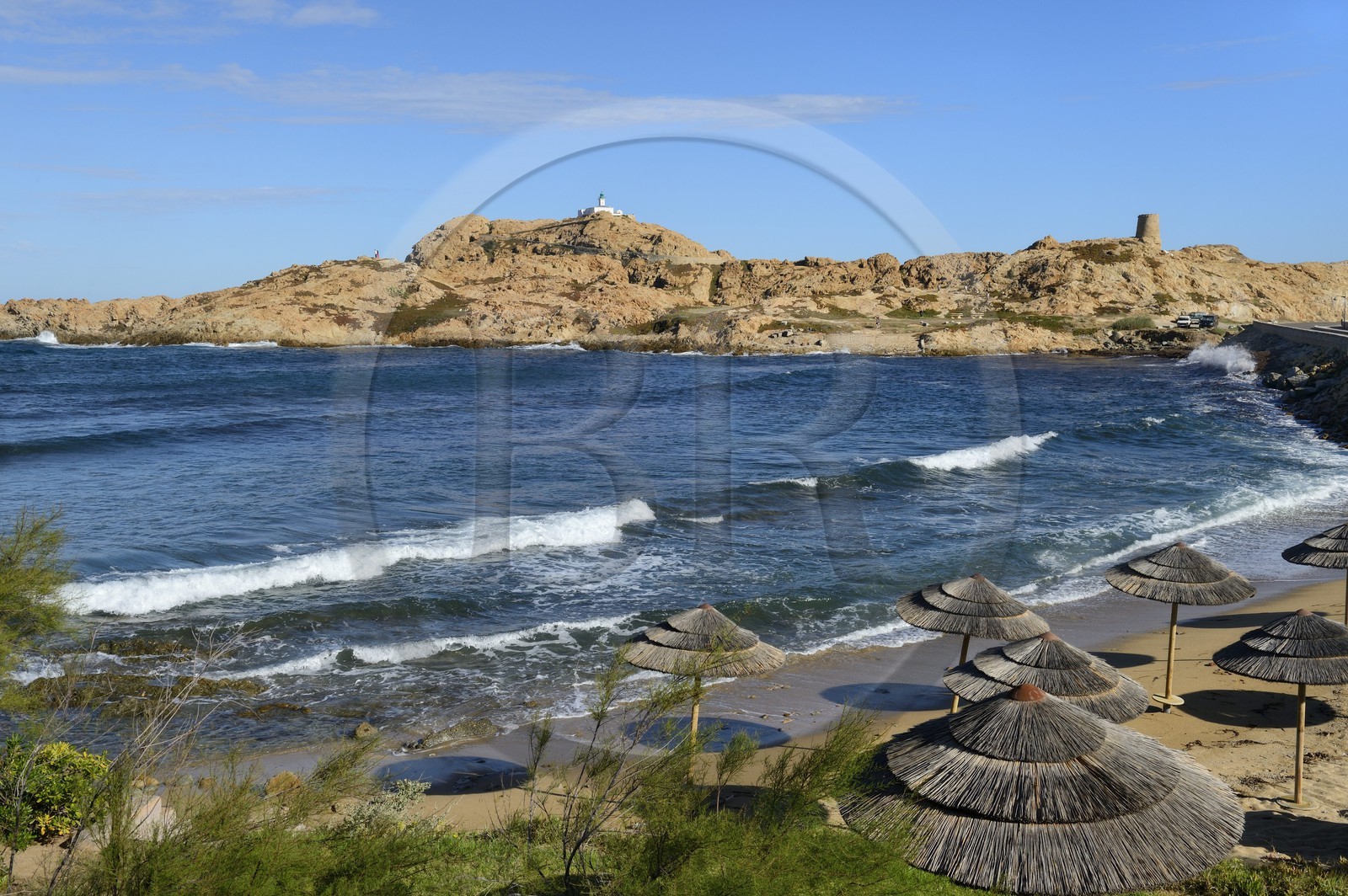 France, Haute-Corse (2B), Balagne, L'Ile Rousse, le phare de la Pietra et la tour génoise du XVe siècle en arrière de la plage