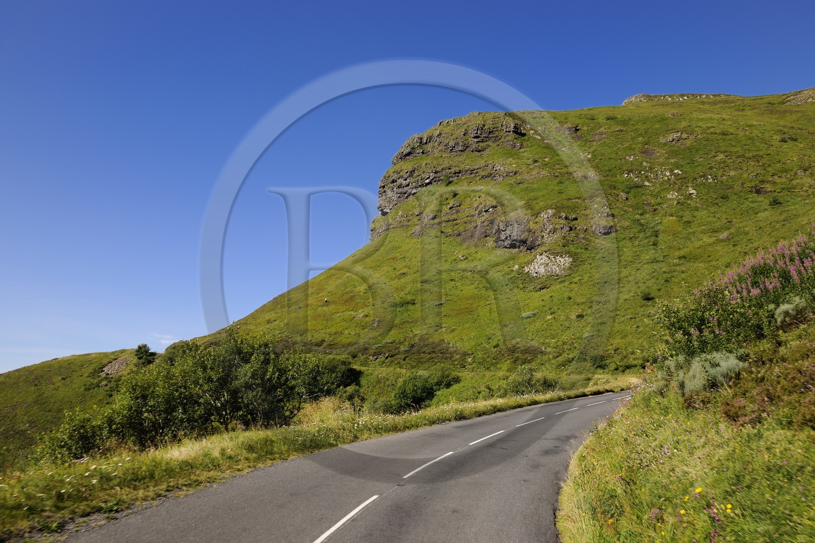 France, Cantal (15), monts du Cantal, Parc Naturel Régional des Volcans d' Auvergne, la vallée de la Jordanne vers Mandaille-Saint-Julien