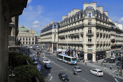 France, Paris (75), avenue de l'Opéra, le balcon d'une suite de l'hôtel Edouard 7 avec l'Opéra Garnier (1875) en arrière-plan