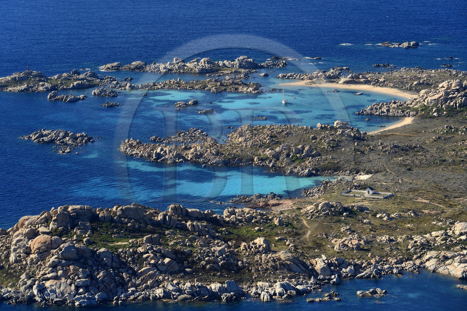 France, Corse-du-Sud (2A), Bonifacio, Réserve naturelle des iles Lavezzi et les cimetières Furcone et Acciarino qui accueillent les sépultures des naufragés de la Sémillante (vue aérienne)