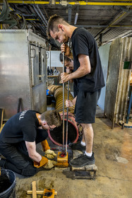 France, Moselle (57), Meisenthal, Centre international d’Art verrier (CIAV), l'atelier de soufflage, soufflage de la bouteille Douglas (design de François Azambourg) dans un moule en bois par le verrier Nicolas