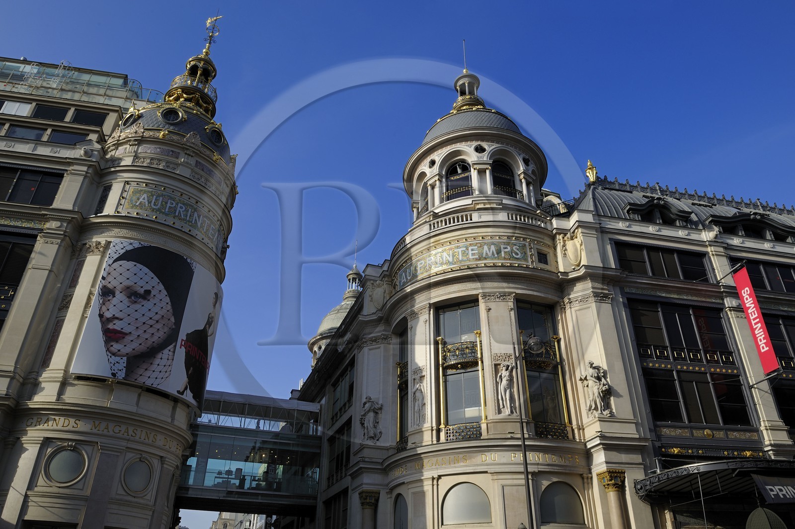 France, Paris (75), la coupole dorée du grand magasin Le Printemps et le boulevard Haussmann