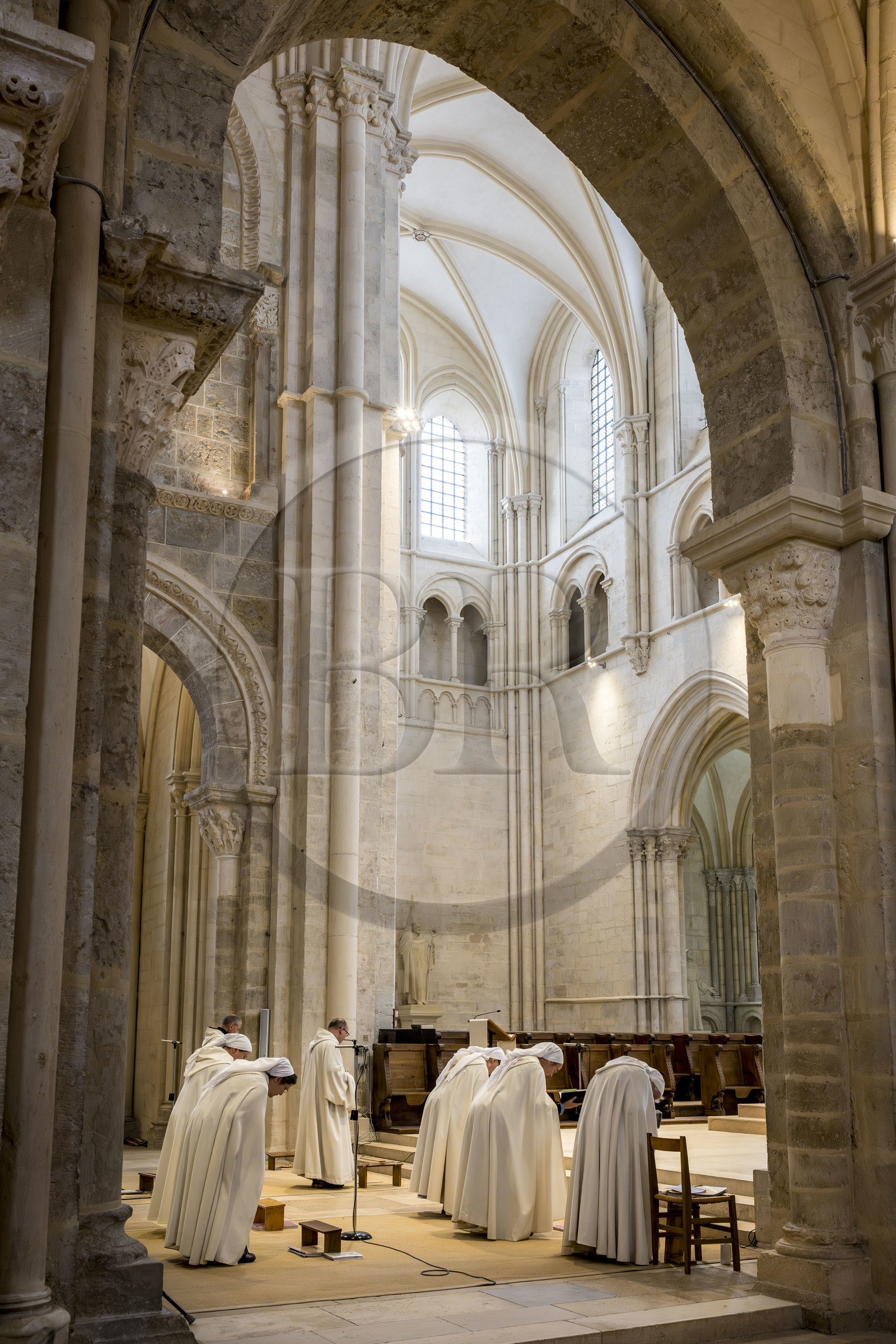 France, Yonne (89), parc naturel régional du Morvan, Vézelay, classé au Patrimoine Mondial de l'UNESCO, labellisé Les Plus Beaux Villages de France, point de départ de l'une des principales voies de pèlerinage de Saint-Jacques-de-Compostelle, la basilique Sainte-Marie-Madeleine, office religieux des frères et soeurs de la Fraternité de Jérusalem