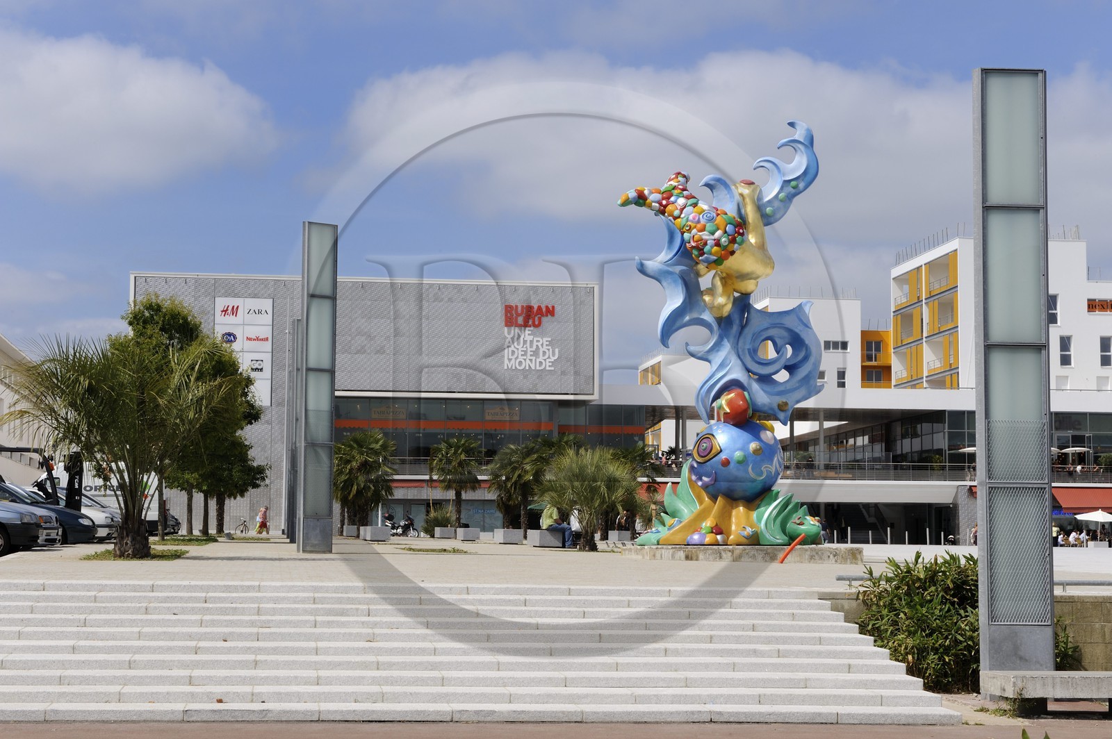 France, Loire-Atlantique (44), Saint-Nazaire, le nouveau centre commecial le ruban bleu et la sculpture Sirène de l'artiste Federica Matta