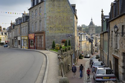 France, Manche (50), Villedieu-les-Poêles, rue du Dr Havard et église Notre-Dame