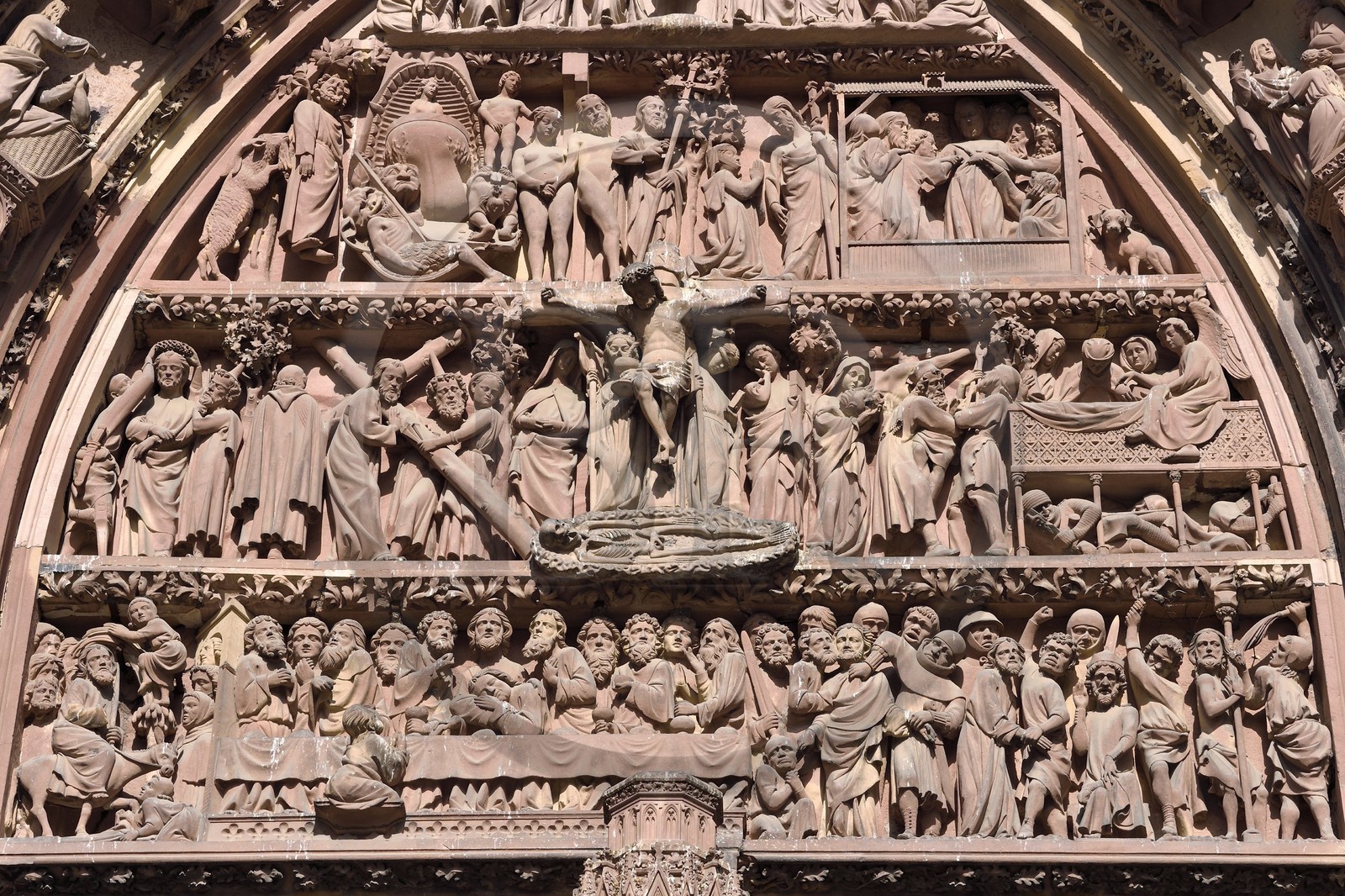 France, Bas-Rhin (67), Strasbourg, vieille ville classée au Patrimoine Mondial de l'UNESCO, la cathédrale Notre-Dame, la facade occidentale, le tympan du portail central dit de la Vierge et des Prophètes, la passion et la Cène dernier repas du Christ