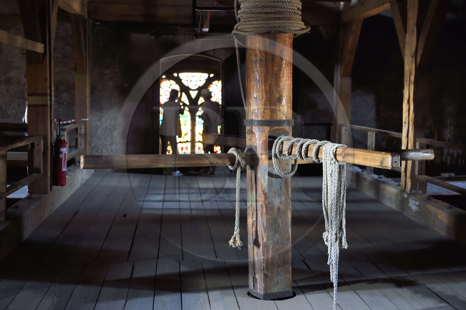 France, Bas-Rhin (67), Strasbourg, vieille ville classée au Patrimoine Mondial de l'UNESCO, la cathédrale Notre-Dame, charpente des combles de la nef et un cabestan qui servait jadis à monter les matériaux, au fond de la pièce une porte ouvre directement sur la grande rosace