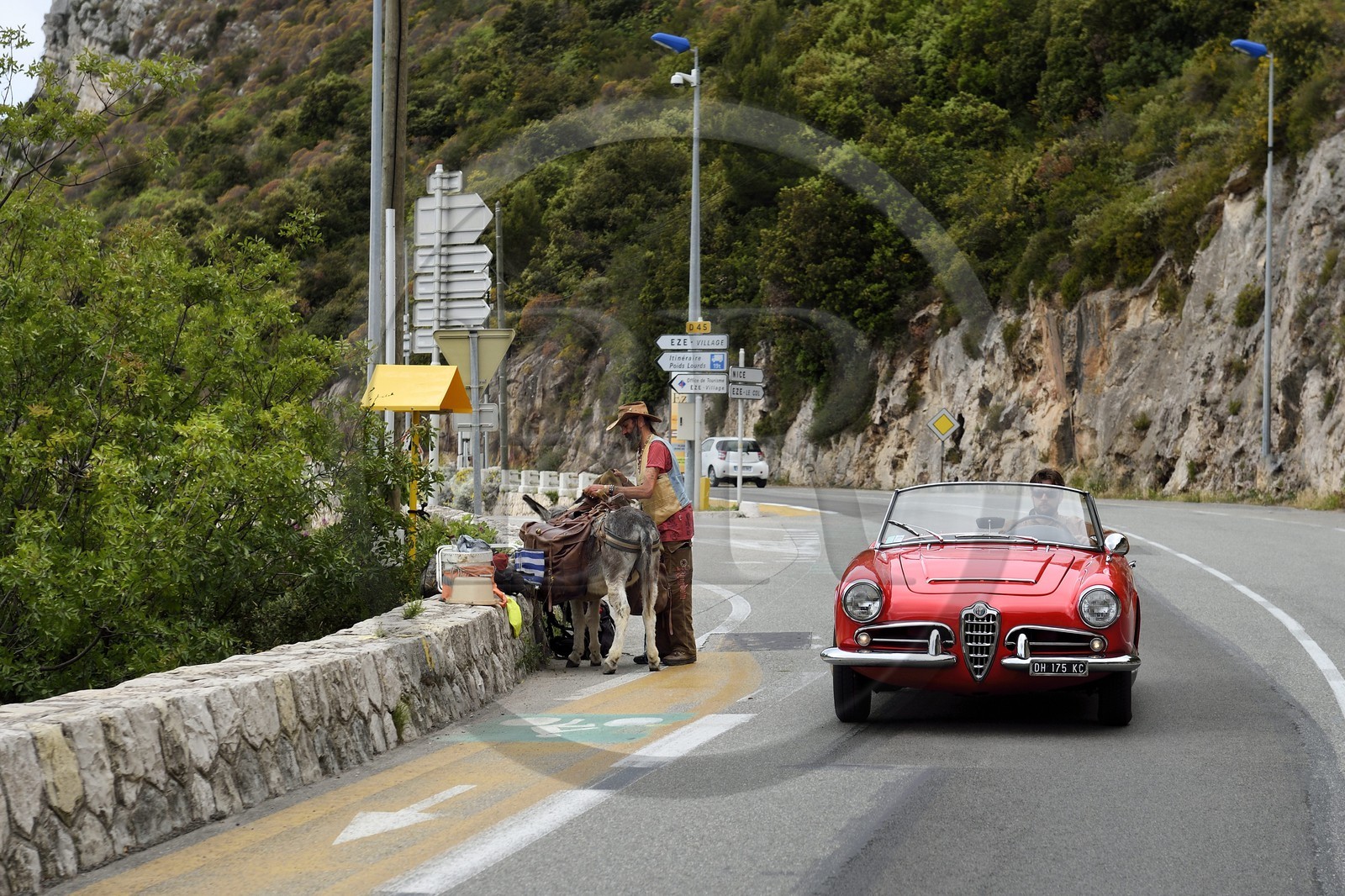 France, Alpes-Maritimes (06), La Turbie, Alfa Romeo Giulietta décapotable de collection sur la route de la Moyenne Corniche