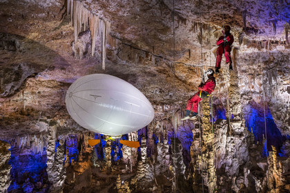 France, Gard (30), Méjannes-le-Clap, grotte de La Salamandre, descente en rappel et découverte de la grotte en Aéroplume®, un ballon dirigeable individuel gonflé à l'hélium qui permet de s'envoler en battant des ailes