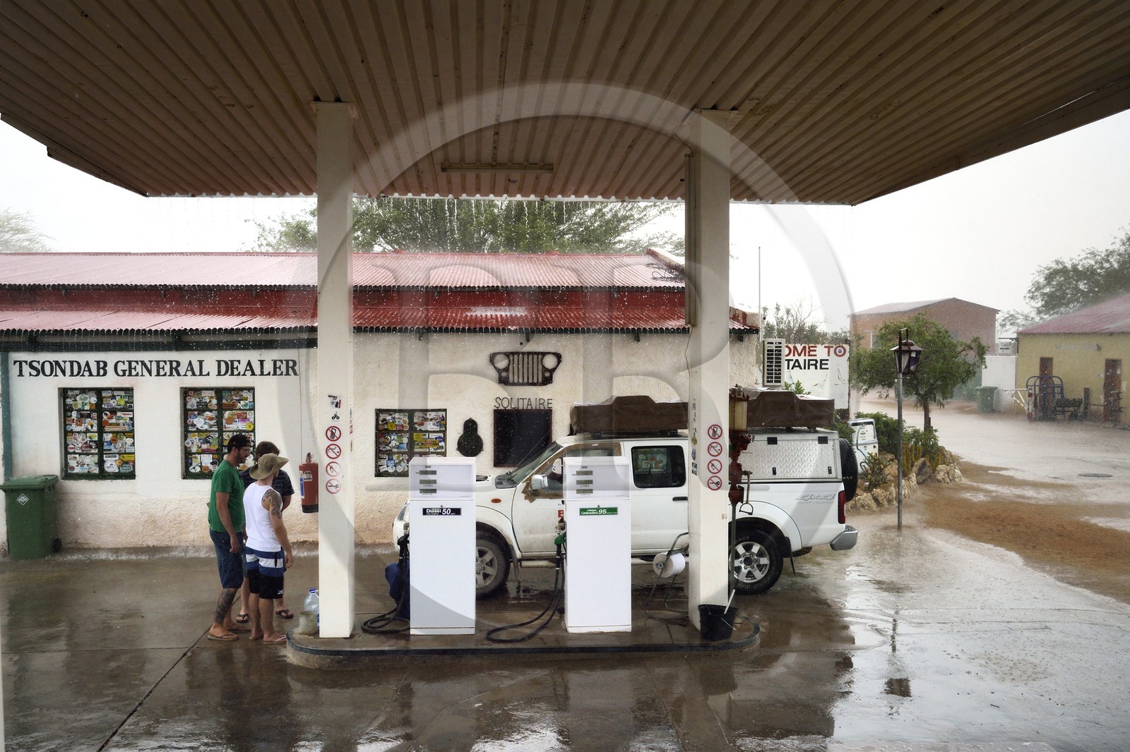 Namibie, région de Khomas, désert du Namib à l'Est du parc national Namib Naukluft, station essence de Solitaire