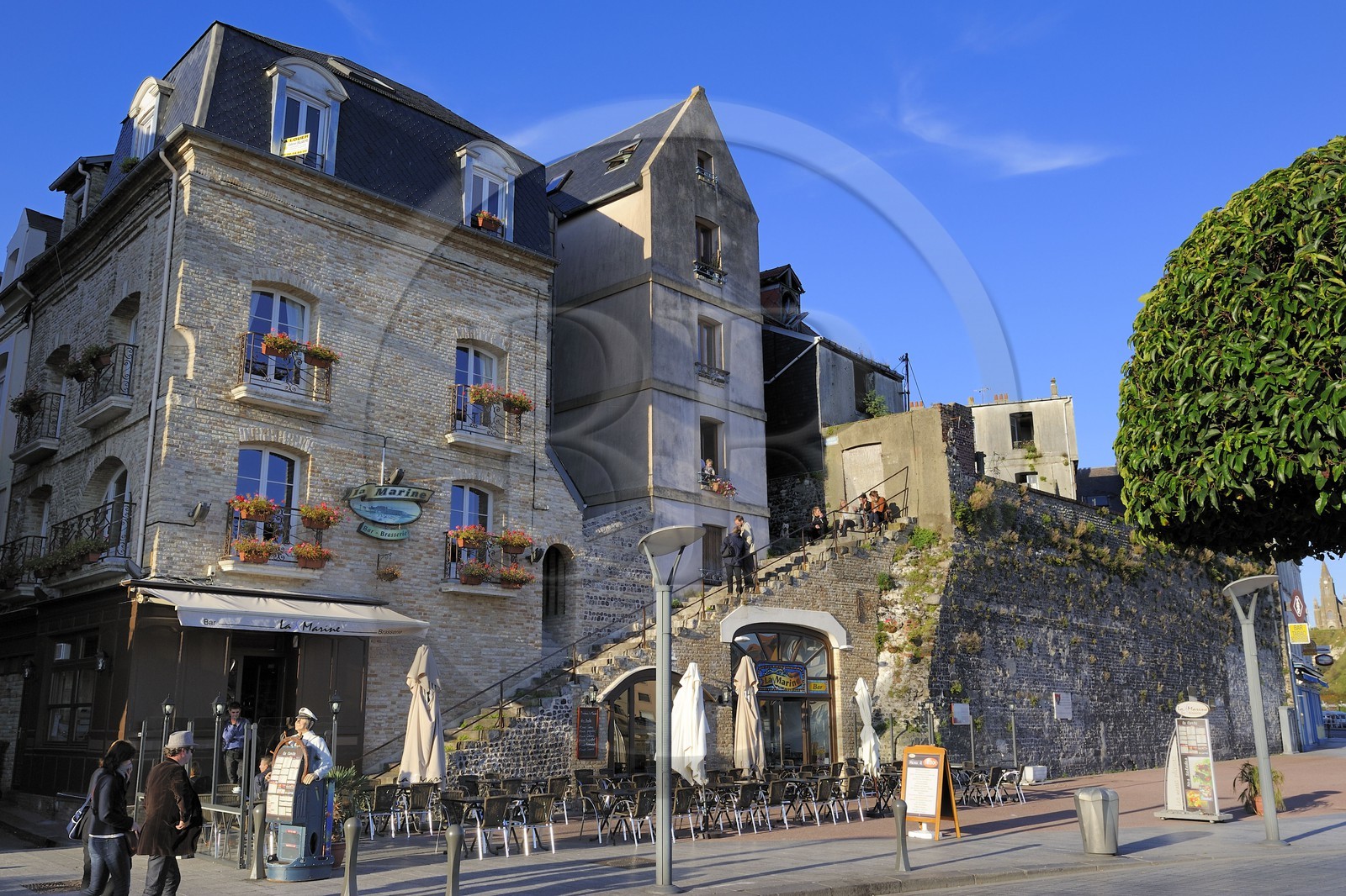 France, Seine-Maritime (76), Dieppe, quartier du Bout du Quai, vestiges de la Tour aux Crabes sur le quai Henri IV