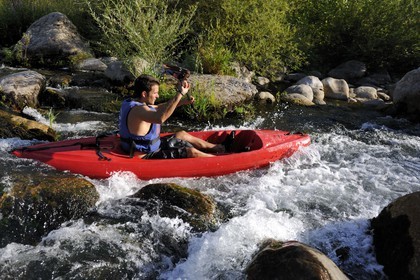 France, Hérault (34), vallée de l' Orb, descente en canoë-kayak de la rivière Orb au moulin de Travassac à Mons la Trivalle, Sylvain Cathala de Ateliers Rivière Randonnées