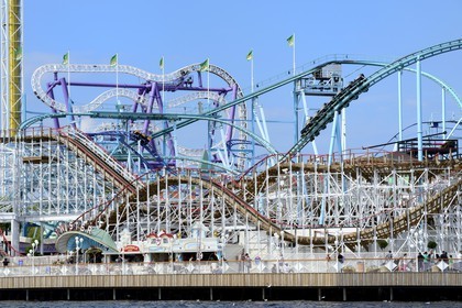 Suède, Stockholm, Djurgarden, le parc d'attractions Gröna Lund aux accents de fête foraine, montagnes russes