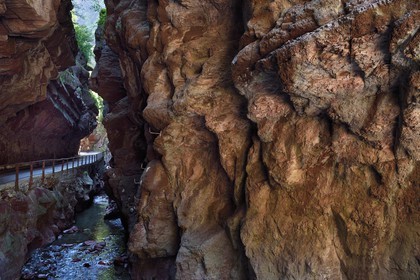 France, Alpes-Maritimes (06), Massif du Mercantour, site natura 2000, Gorges du Cians creusées par le Cians dans des sols de pélite rouge, portion de l'ancienne route aujourd'hui abandonnée au lieu dit La Grande Clue