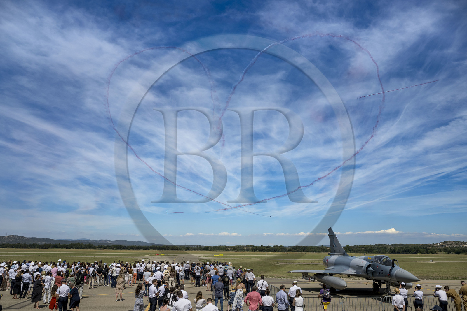 France, Bouches-du-Rhône (13), Salon-de-Provence, base aerienne 701, base de la Patrouille de France (PAF pour Patrouille acrobatique de France) de l'Armée de l'air et de l'espace française, démonstrations aériennes en présence des familles des élèves officiers pour la cérémonie d’échange des Gardes, le cœur, avec balance en Y à six coupé d'une flèche réalisée par les deux solos, figure emblématique de la Patrouille de France