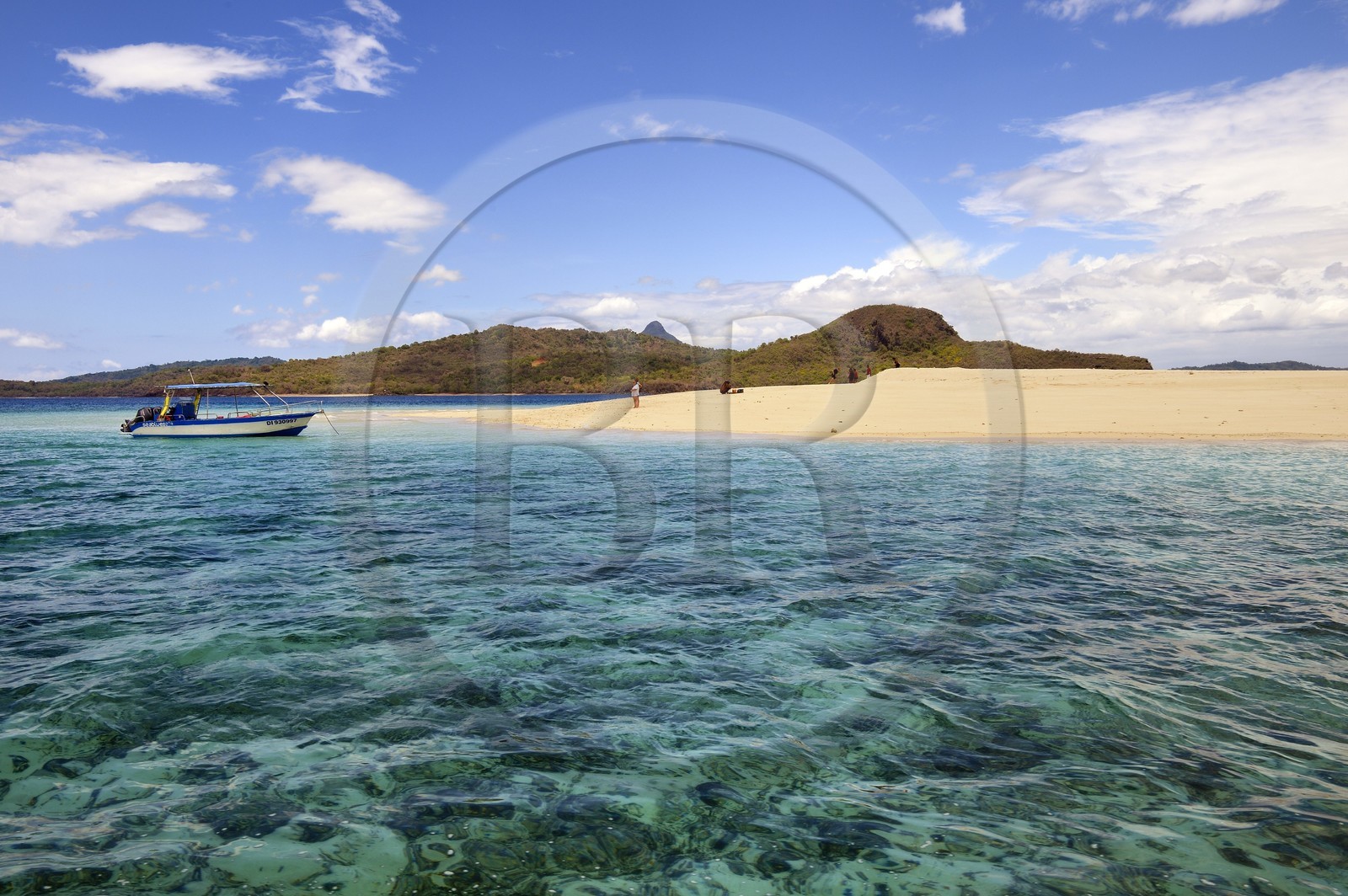 France, Ile de Mayotte, Grande-Terre, M'Tsamoudou, ilot de sable blanc sur le récif de corail dans la lagune face à la pointe Saziley