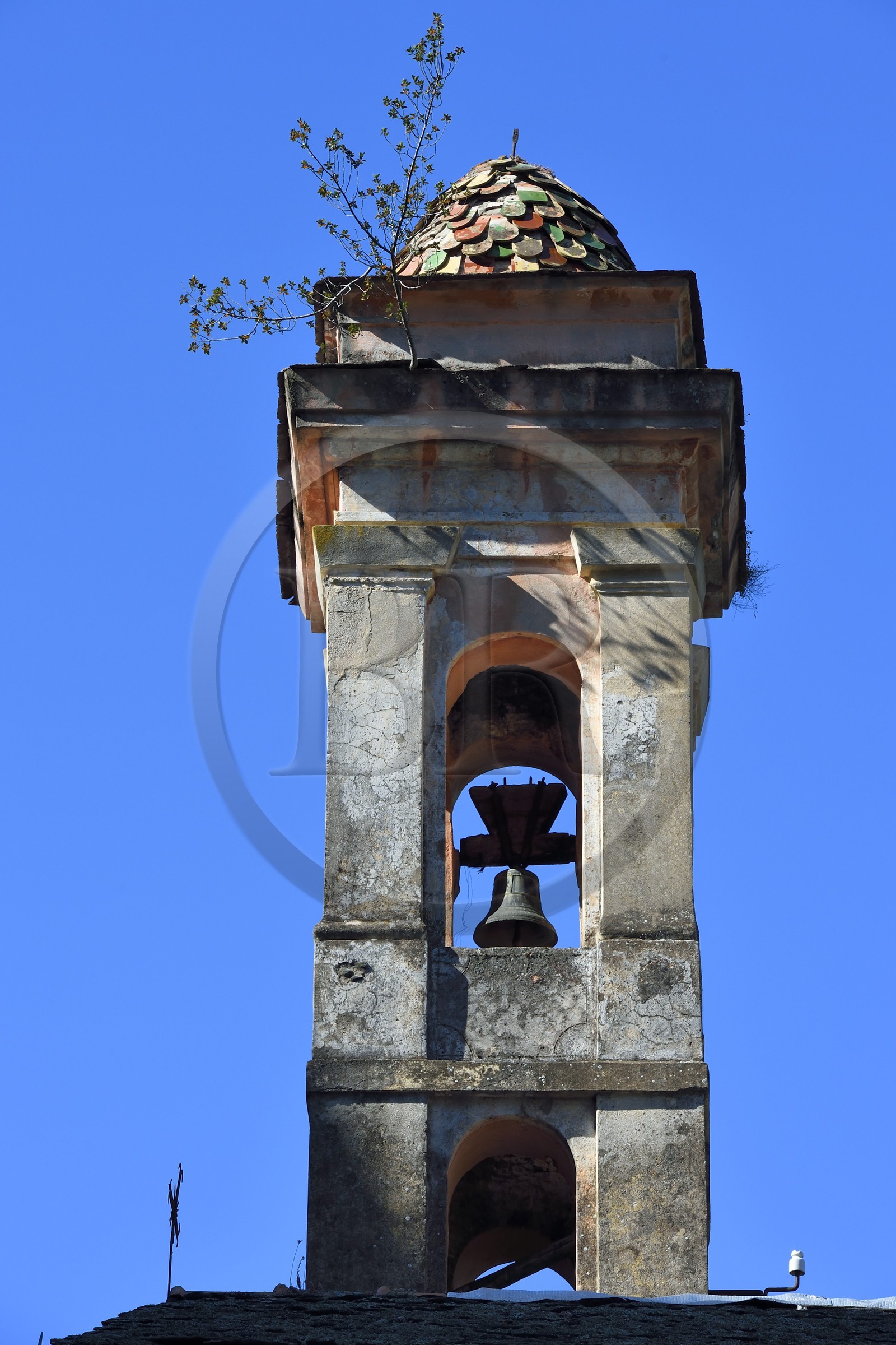 France, Alpes-Maritimes (06), vallée de la Roya (arrière-pays niçois), au pied du parc national du Mercantour, Saorge, clocher en tuiles vernissées de la chapelle Saint-Sébastien des Pénitents rouges