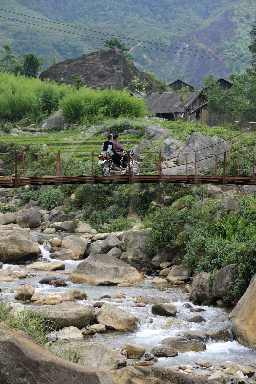 Vietnam, province de Lao Cai, région Nord-Ouest de Sapa, village de Mong Xoa de la minorité Hmong Bleu, pont suspendu à l'entrée du village