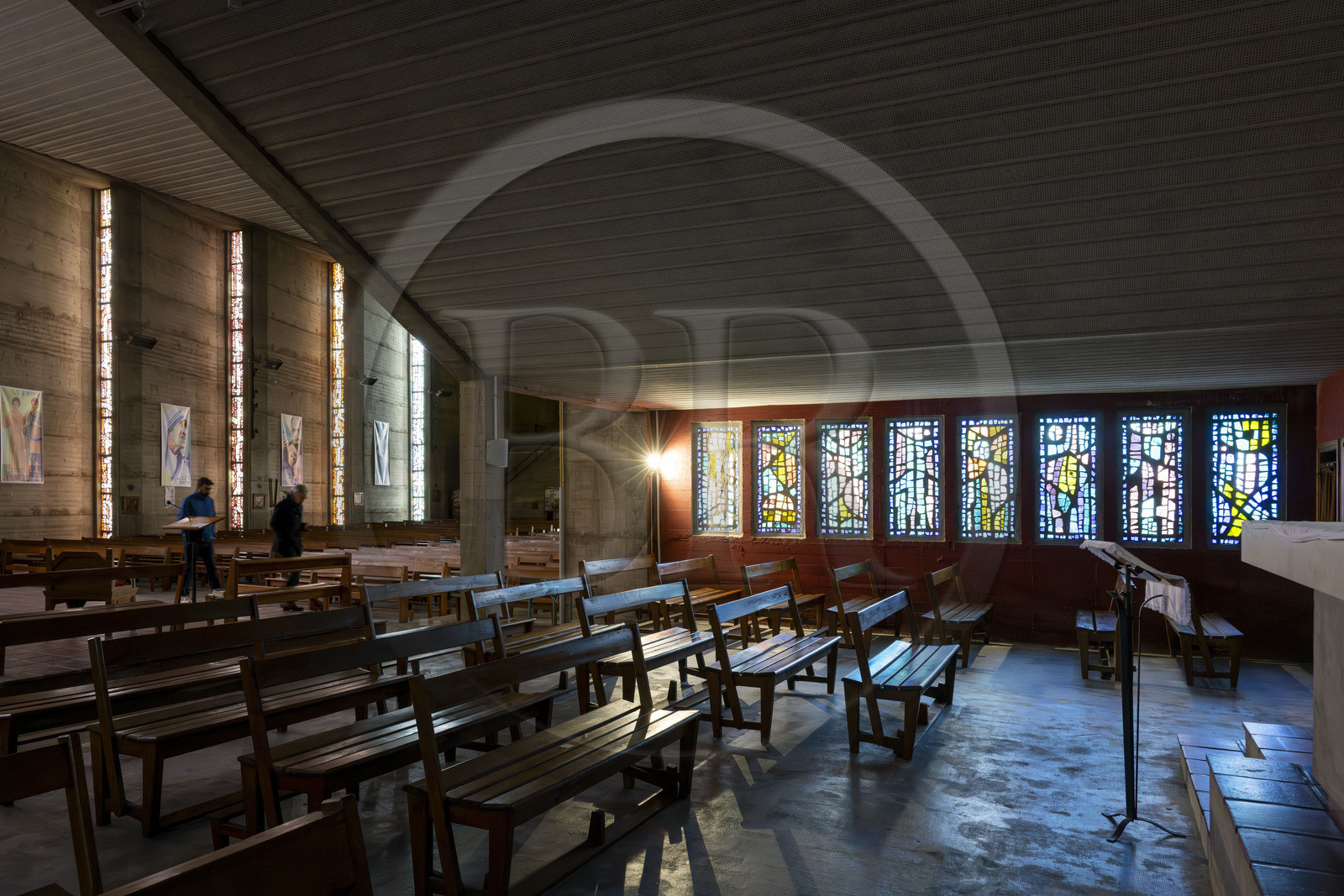 France, Loire-Atlantique (44), Saint-Nazaire, l’église Sainte-Anne datant de la reconstruction de la ville, vitraux de l'artiste et parolier Serge Rezvani