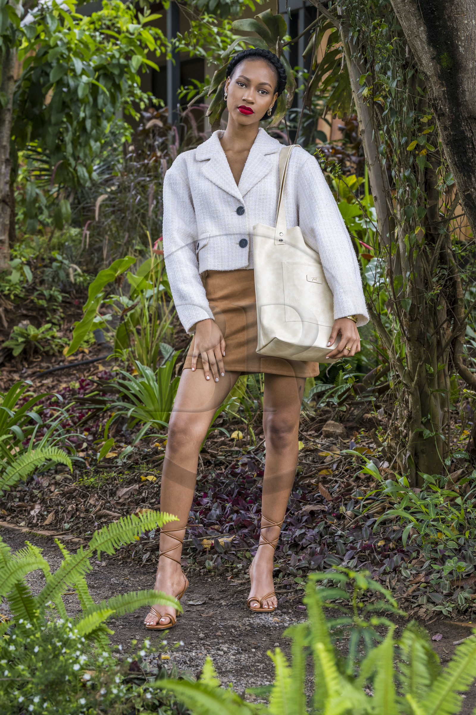 Rwanda, Kigali, Norrsken House Kigali, la mannequin Winnie Shema Tumusiime met en valeur la collection de sac de la marque Flove made in Rwanda