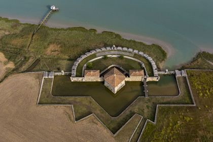 France, Charente-Maritime (17), Saint-Nazaire-sur-Charente, le Fort Lupin au bord de la Charente construit par Vauban (vue aérienne)