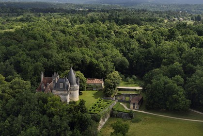 France, Dordogne (24), Périgord Vert, Villars, Chateau de Puyguilhem (vue aérienne)