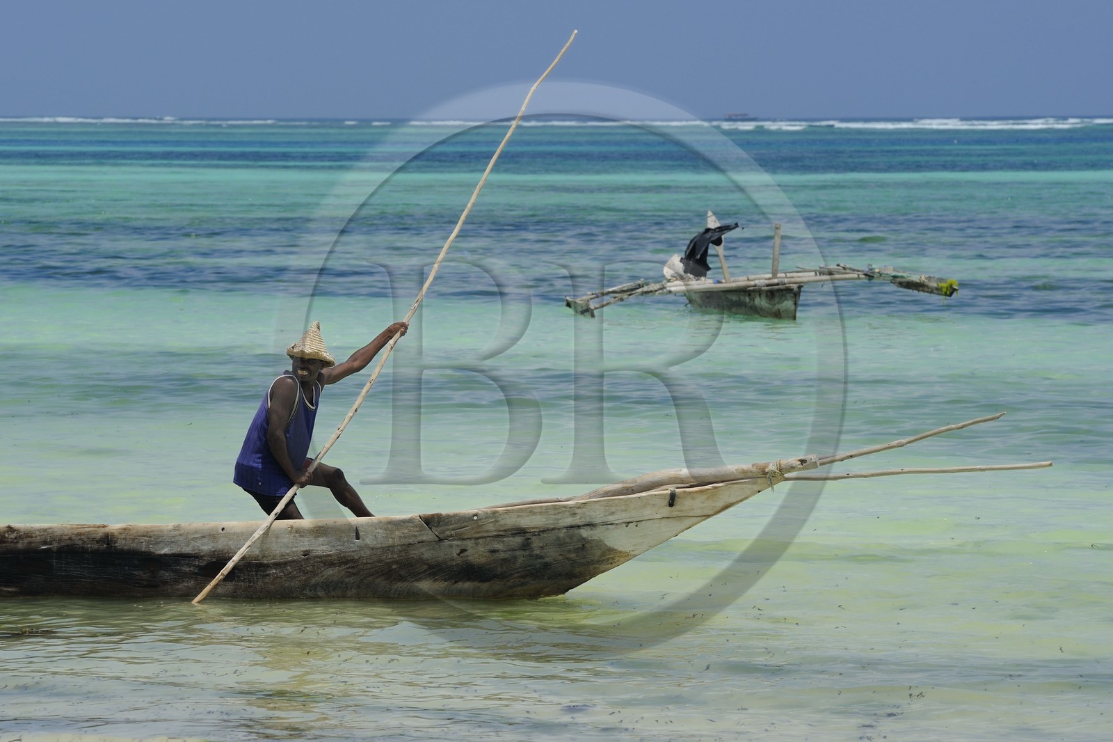Tanzanie, archipel de Zanzibar, île de Unguja (Zanzibar), côte Sud-Est, Bwejuu, pêcheurs sur des dhow (boutre traditionnel)