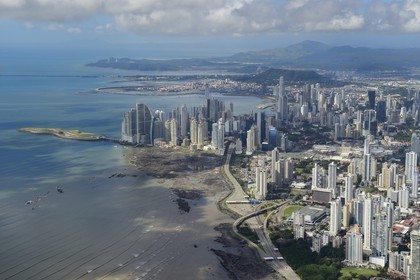 Panama, les gratte-ciels de Panama City, la vieille ville Casco Antiguo (Viejo) en arrière plan (vue aérienne)
