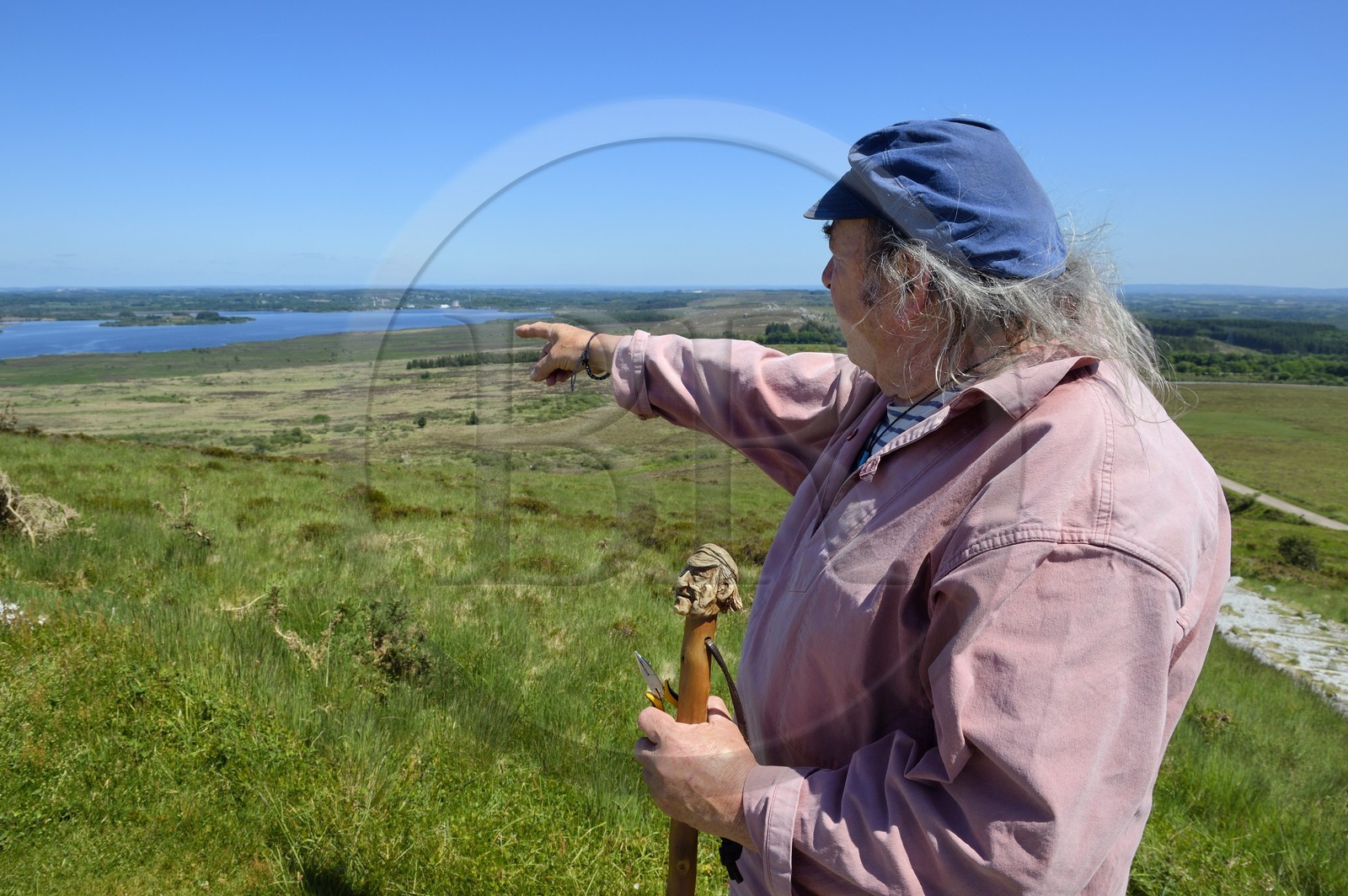 France, Finistère (29), parc naturel régional d'Armorique, Monts d'Arrée, Brasparts, montagne Saint Michel (Menez Mikaël), le conteur Claude Le Lann devant le réservoir de Saint-Michel