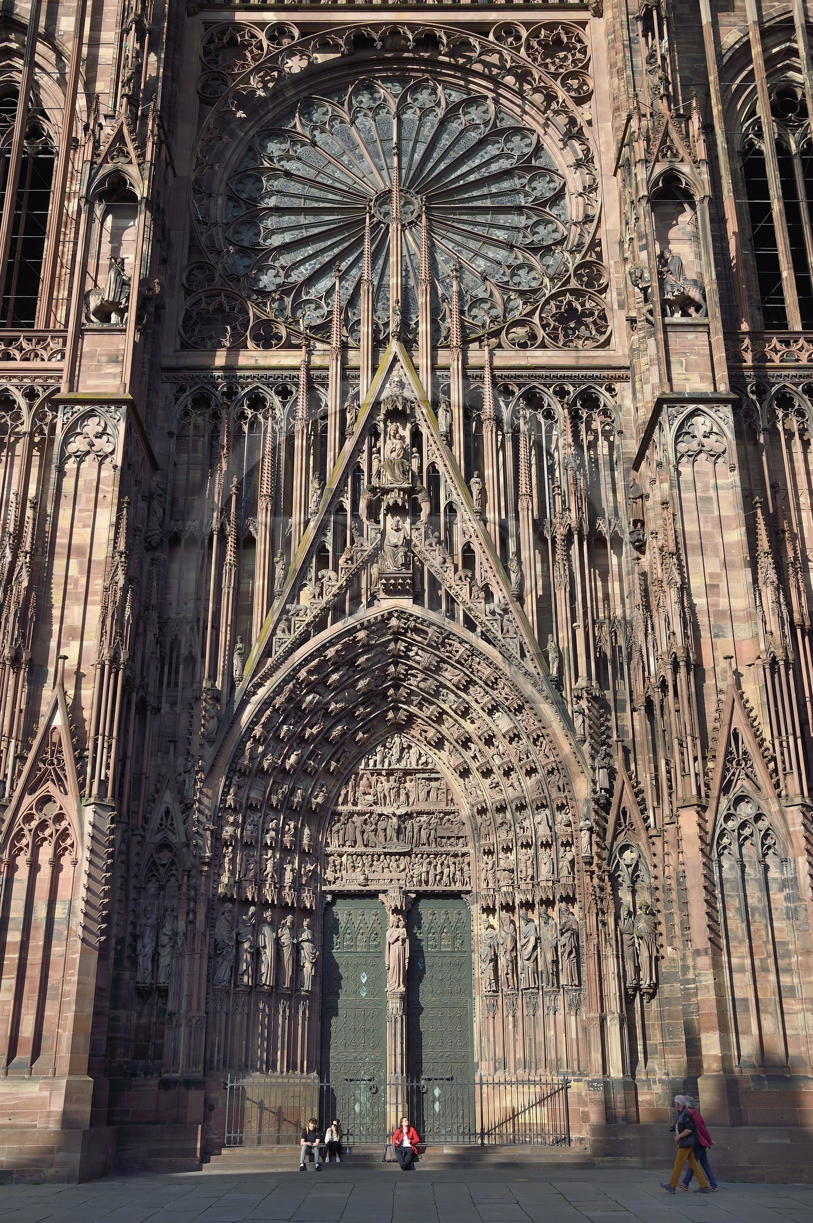 France, Bas-Rhin (67), Strasbourg, vieille ville classée au Patrimoine Mondial de l'UNESCO, la cathédrale Notre-Dame, la facade occidentale, le portail central dit de la Vierge et des Prophètes et la grande Rose