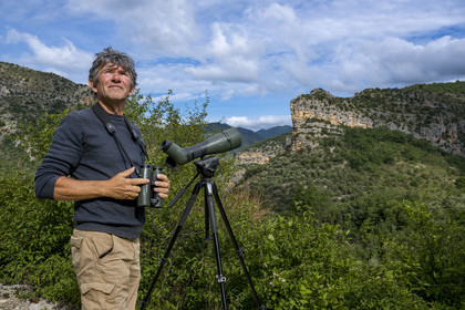 France, Drôme (26), parc naturel régional des Baronnies provençales, Saint-May, Christian Tessier, directeur de l'association Vautours en Baronnies, en observation des vautours fauves