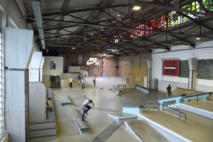 Allemagne, Berlin, RAW Tempel, haut lieu de l’art libre et urbain entre Revaler Strasse et les voies de chemin de fer de la station Warschauer Strasse, Berlin's skate halle