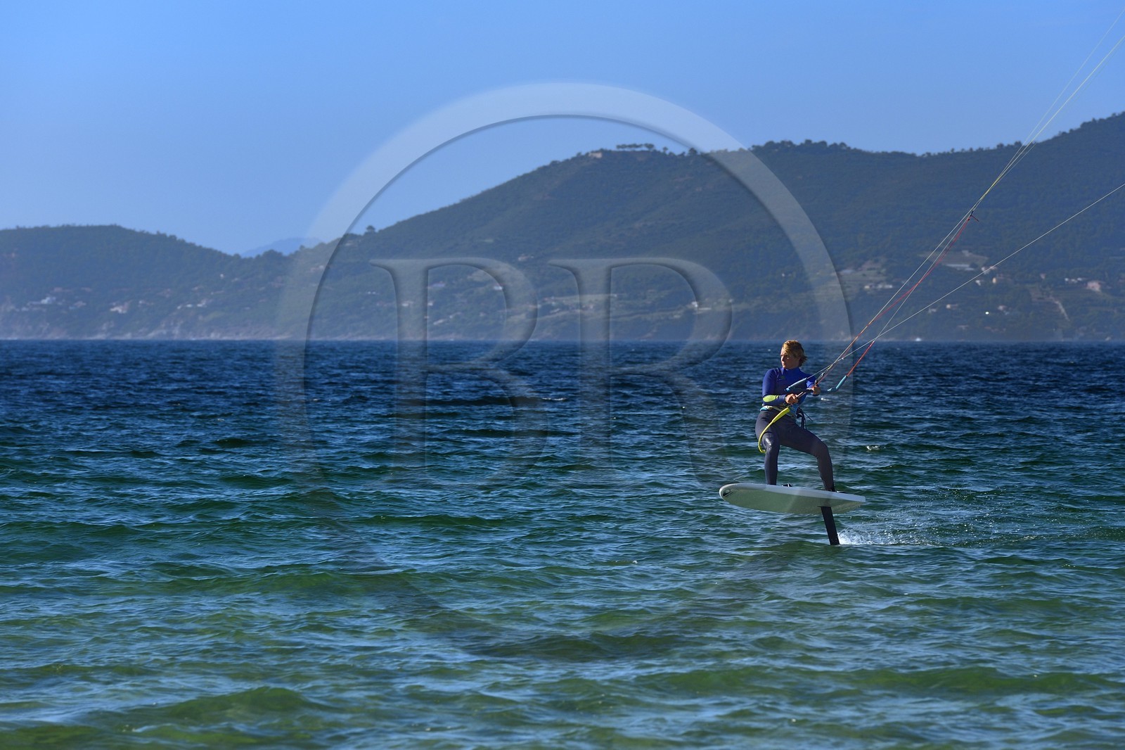 France, Var (83), Hyères, Presqu'Ile de Giens, plage de l'Almanarre, Ariane Imbert en kitefoil, triple championne de France de Kitesurf et vice-championne du monde de Race 2014