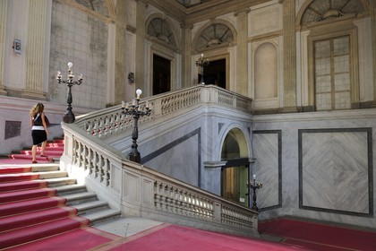 Italie, Lombardie, Milan, Piazza del Duomo, le Palais Royal de Milan (Palazzo Reale), le grand escalier néoclassique