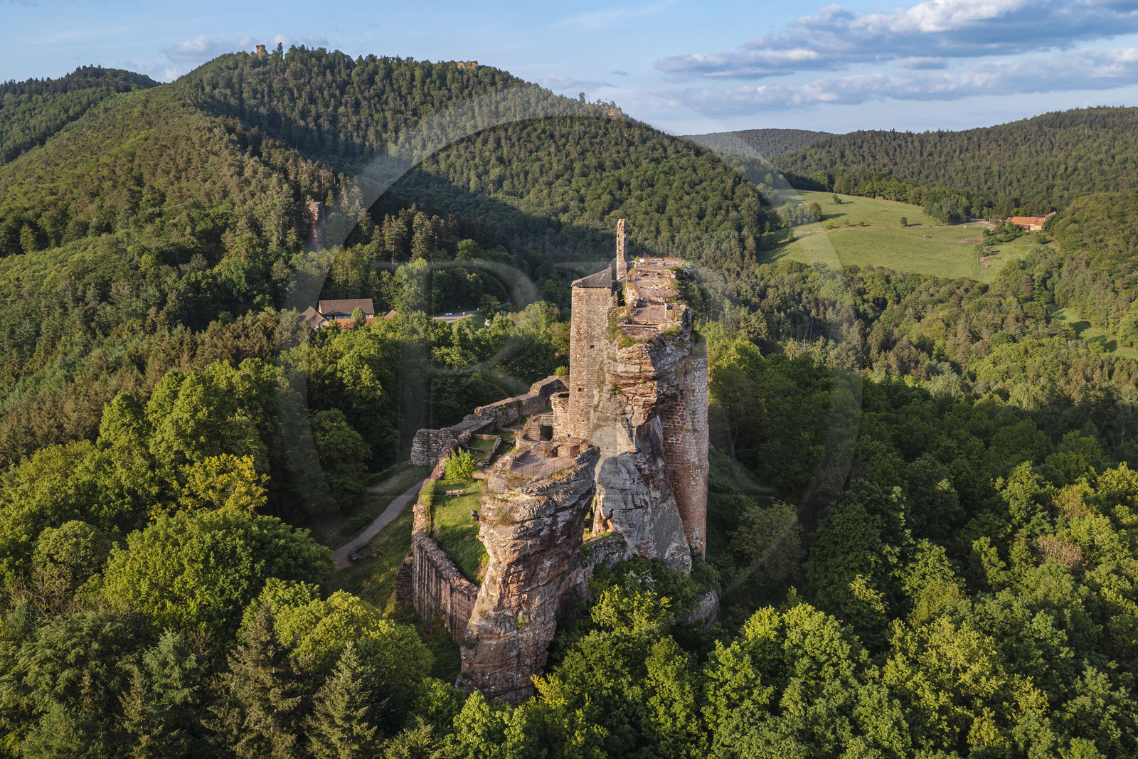 France, Bas-Rhin (67), Parc naturel régional des Vosges du Nord, Lembach, chateau de Fleckenstein (vue aérienne)