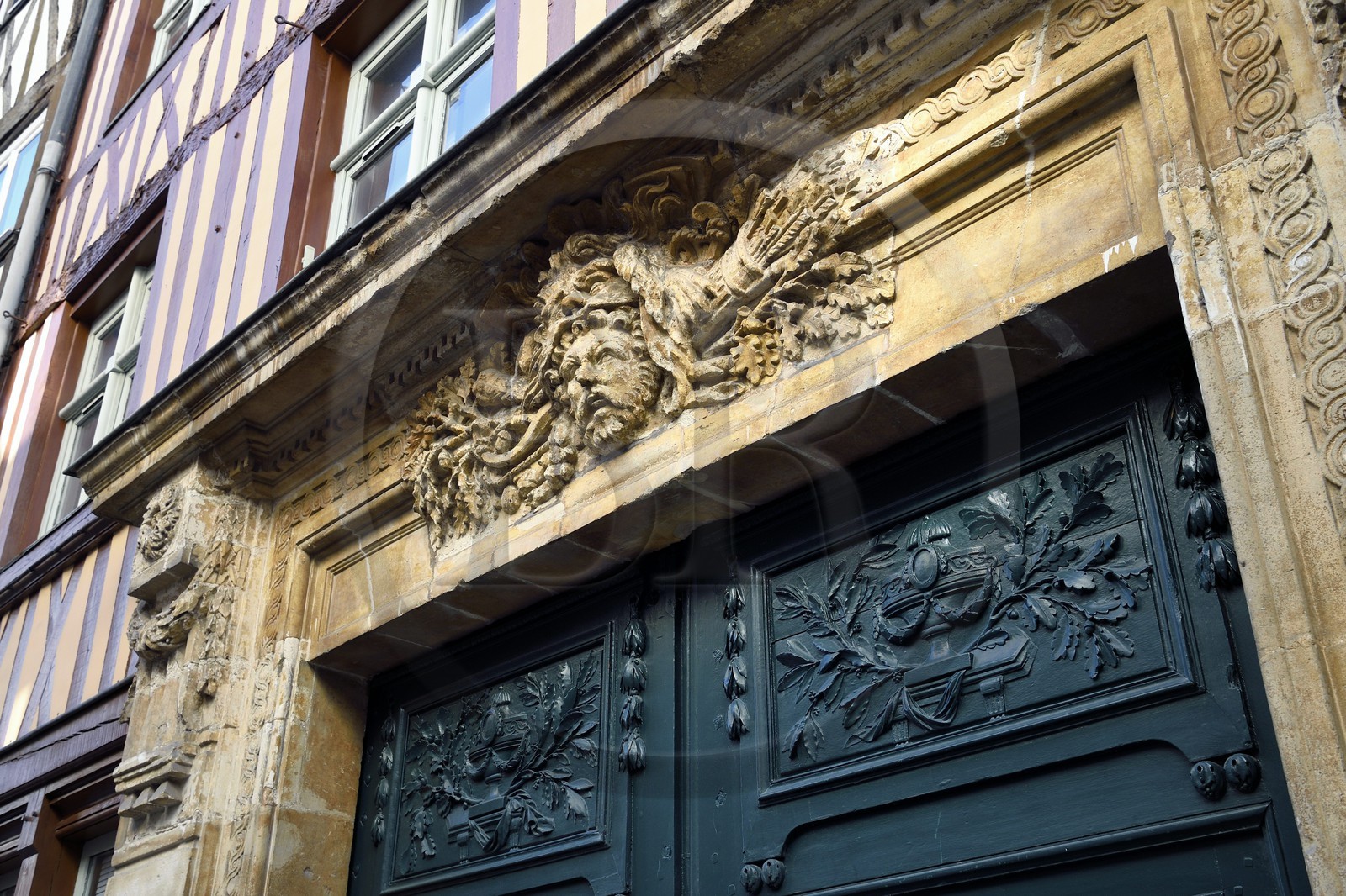 France, Seine-Maritime (76), Rouen, sculpture sur le linteau du n°30 rue Damiette