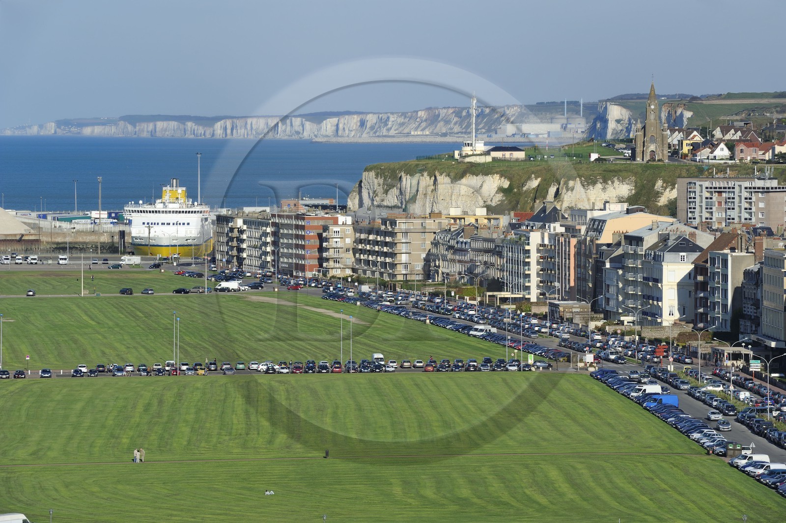 France, Seine-Maritime (76), Dieppe, la promenade maritime le long du boulevard de Verdun et le terminal de car ferry