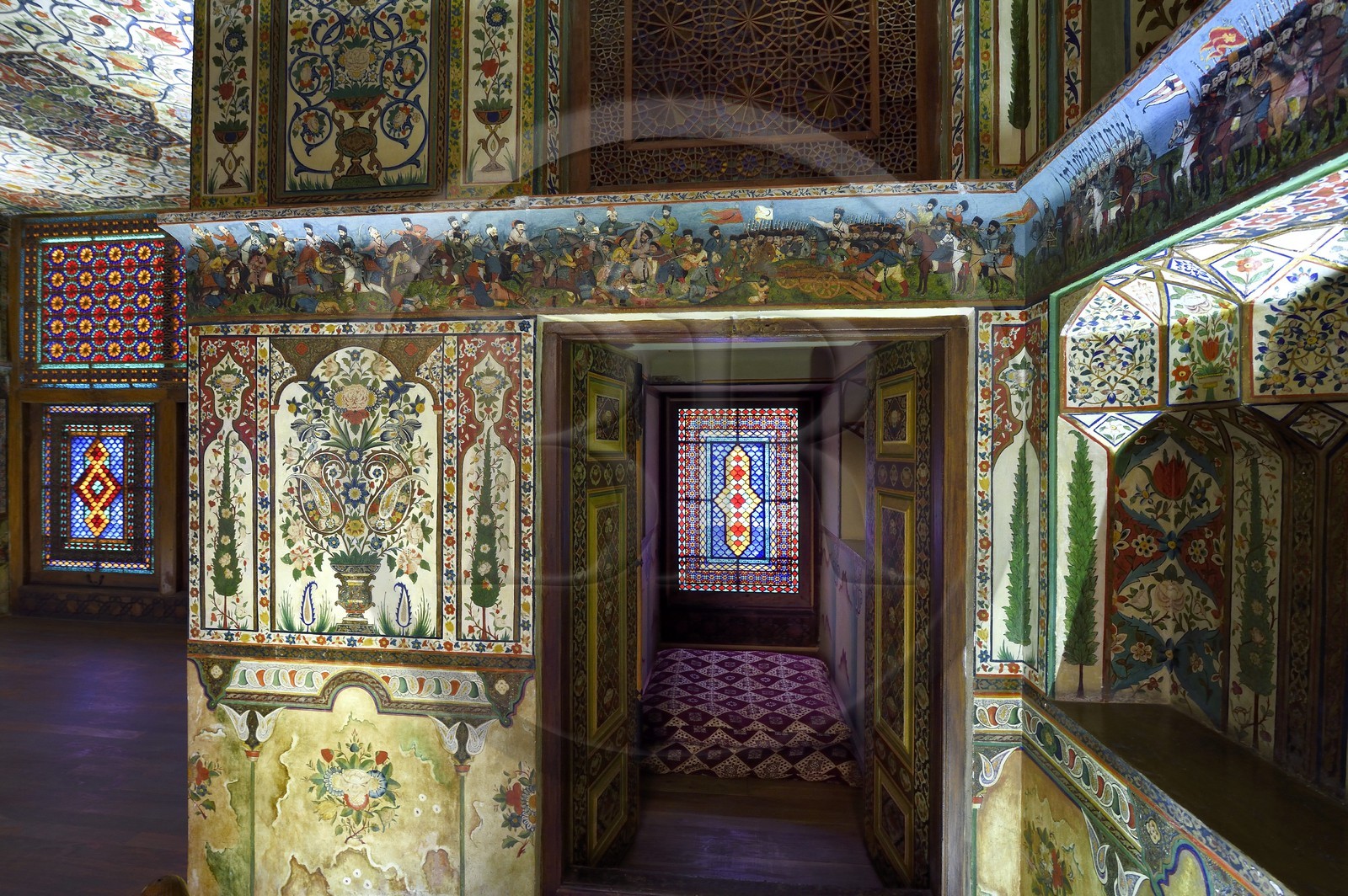 Azerbaïdjan, Sheki (Shaki), Palais des Khans de Shaki construit en 1797 par Muhammed Hasan Khan, chambre du Khan, fresque représentant des scènes de batailles