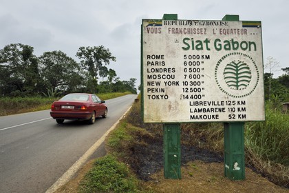 Gabon, Province de l'Estuaire, la panneau marquant la ligne de l'équateur sur la Route National 1 à quelque 125 km au sud-est de Libreville