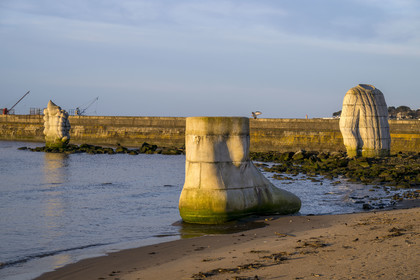 France, Loire-Atlantique (44), Estuaire de la Loire, Saint-Nazaire, collection d'art contemporain à ciel ouvert Estuaire, trois sculptures monumentales en béton Le pied, le pull et le système digestif réalisée par les artistes Daniel Bewar et Gregory Gicquel en bordure du Quai de la Jetée