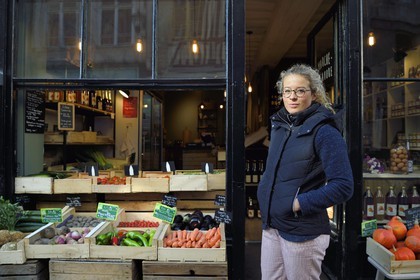 France, Seine-Maritime (76), Rouen, la rue Eau-de-Robec, Victoire Lecourt dans son magasin de fruits et légumes Le Marché du Robec