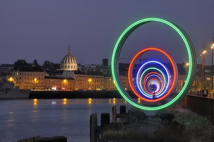 France, Loire-Atlantique (44), Nantes, l'Ile de Nantes, le Hangar à Bananes et les anneaux de Buren sur les quais de Loire