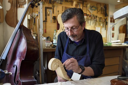 France, Dordogne (24), Périgord Blanc, Périgueux, le luthier Damien Florio dans son atelier de la rue Aubergerie