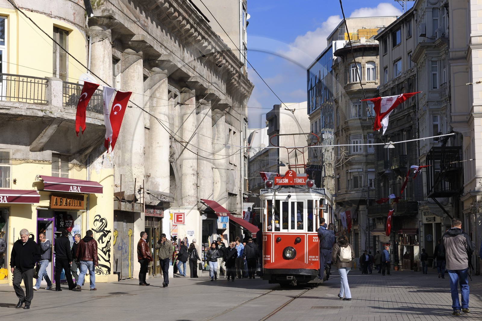 Turquie, Istanbul, quartier de Beyoglu, le vieux tramway dans la rue Istiklal Caddesi