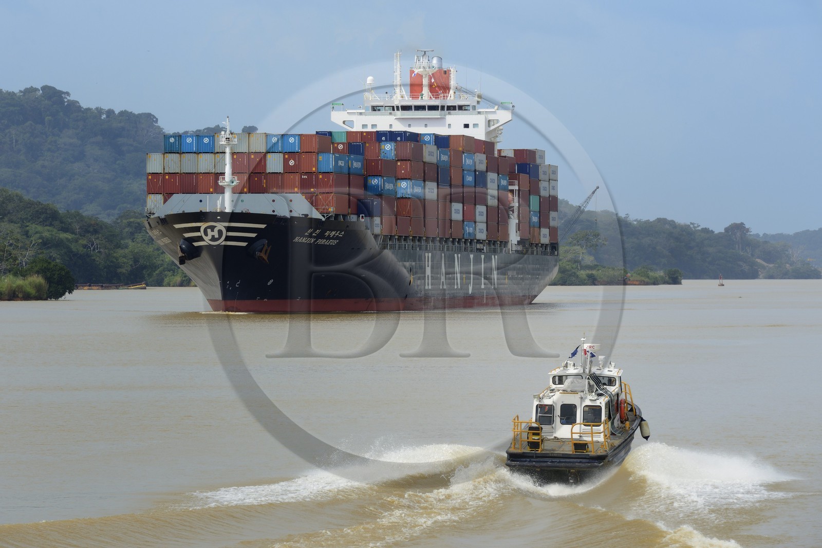 Panama, Canal de Panama à Gamboa, cargo Panamax porte-conteneurs coréen et bateau de pilote