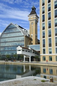 France, Seine-Saint-Denis (93), Pantin, Les anciens Grands Moulins de Pantin créées en 1884 réhabilités pour y réaliser un ensemble immobilier de bureaux conçu par le cabinet d'architectes Reichen et Robert pour BNP-Paribas Securities Services, le canal de l'Ourcq