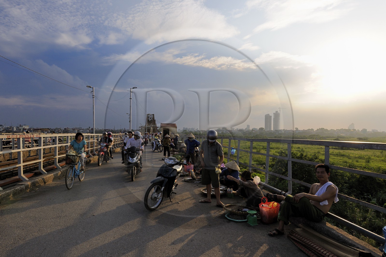 Vietnam, Hanoï, Pont Long Bien anciennement pont Paul Doumer est reservé à la circulation des trains, des deux-roues et des piétons