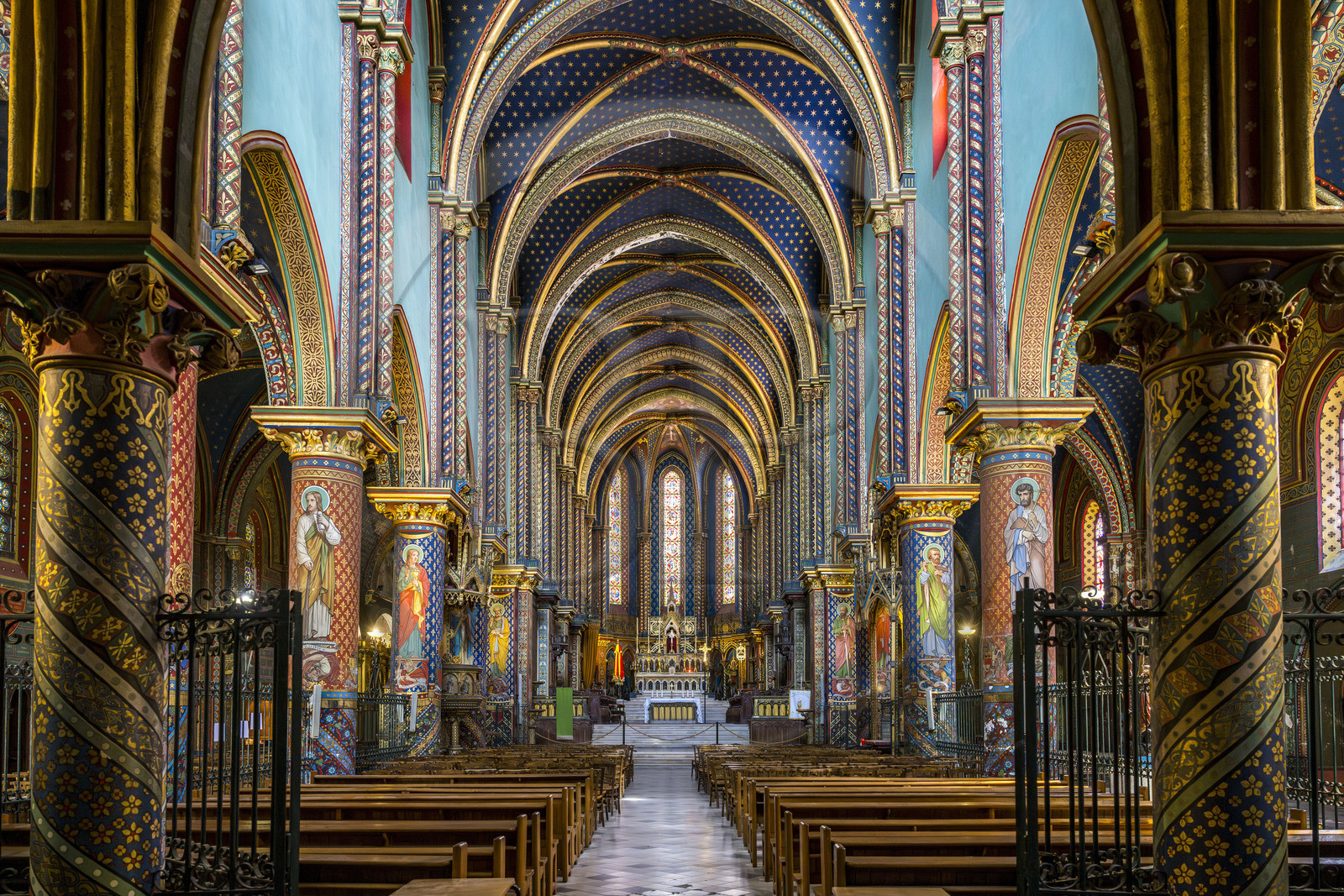 France, Bouches-du-Rhône (13), Tarascon, La Montagnette, abbaye Saint-Michel de Frigolet (XIIe siècle), la basilique de l'Immaculée-Conception de style néogothique consacrée en 1866