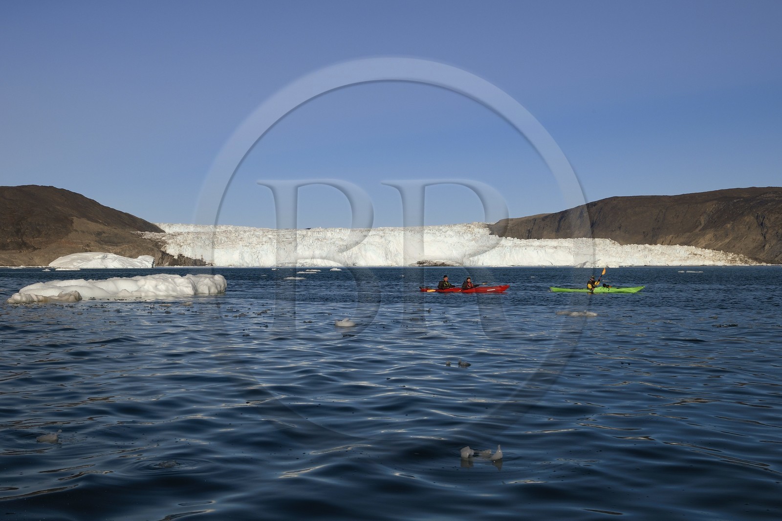 Groenland, cote ouest, baie de Disko, baie de Quervain, kayaks progressant au milieu des icebergs, le glacier Eqip Sermia (glacier Eqi) en arrière plan