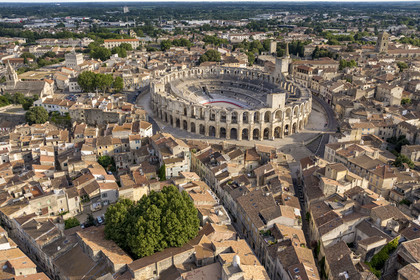 France, Bouches-du-Rhône (13), Arles, les Arènes, amphithéatre romain construit vers 80-90 apr. J.-C., classé Patrimoine Mondial de l'UNESCO, au coeur de la vieille ville (vue aérienne)